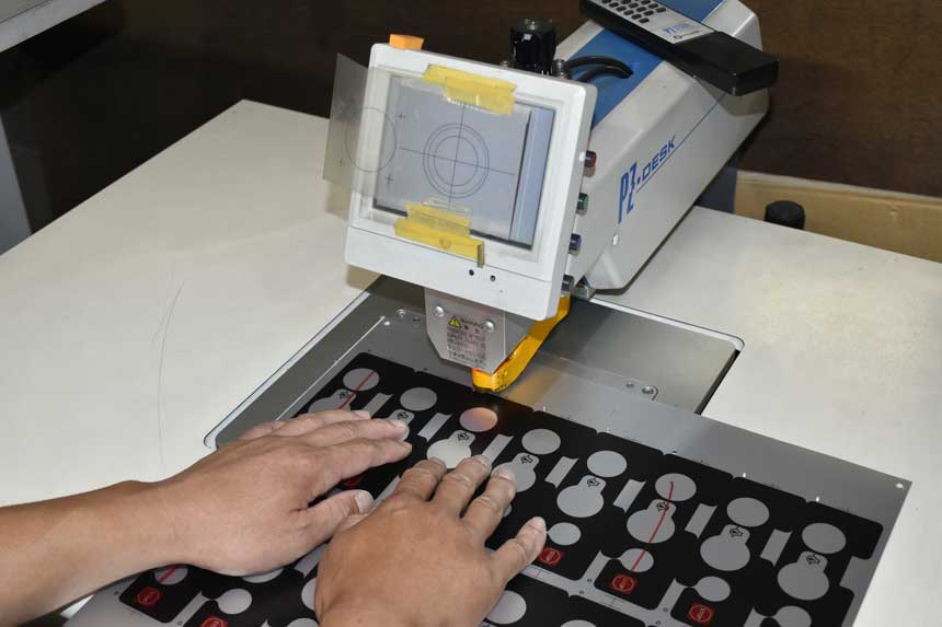 自動センタリングパンチ 自動センタリングパンチ